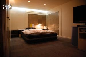HOTEL K's GOMANGOKU adult only的一间卧室配有一张床和一台平面电视