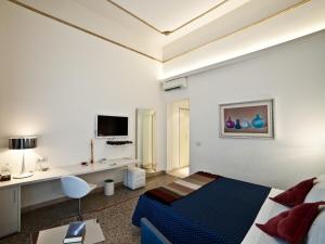 雷焦卡拉布里亚城镇之屋凯沃尔酒店的配有一张床和一张书桌的酒店客房