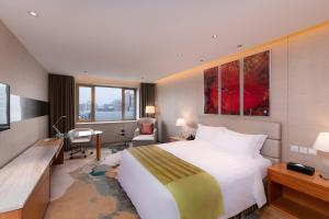 北京北京广安门维景国际大酒店（原北京港中旅维景国际大酒店）的酒店客房设有一张大床和一张书桌。