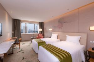 北京北京广安门维景国际大酒店（原北京港中旅维景国际大酒店）的酒店客房配有两张床和一张书桌