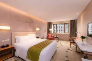 北京北京广安门维景国际大酒店（原北京港中旅维景国际大酒店）的酒店客房设有一张大床和一张书桌。