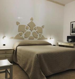 法萨诺马塞里亚唐桑特酒店的一间带大床和电视的卧室