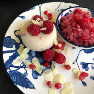 AlteveerDe Porrepoele的盘子,带甜点和一碗浆果