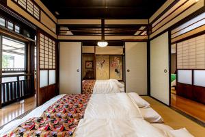 长崎Oyado - Vacation STAY 92345的一间卧室,配有两张床
