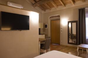 洛迪赛斯蒙内斯酒店的客厅的墙上配有电视