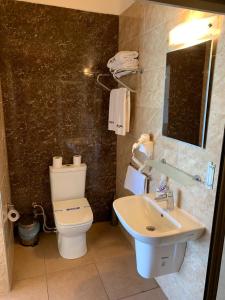 法马古斯塔Kaplica Hotel的浴室配有白色卫生间和盥洗盆。