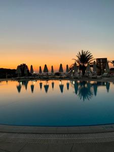 法马古斯塔Kaplica Hotel的一座享有日落美景的游泳池