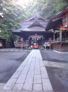 富士吉田市Guest house Fujinoyado Akebono - Vacation STAY 92428的日式寺庙前面有走道