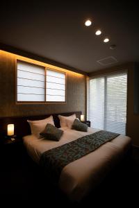 箱根Hotel Sengokuhara 533的一间卧室配有一张大床和两个枕头
