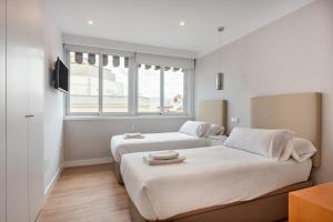 马德里2 bedroom 2 bathroom furnished - Salamanca - bright & Stylish - MintyStay的一间卧室设有两张床和窗户。