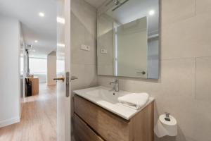 马德里2 bedroom 2 bathroom furnished - Salamanca - bright & Stylish - MintyStay的一间带水槽和镜子的浴室