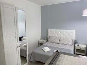 维罗纳Stadio 1 - Appartamenti locazione turistica Verona的一间小卧室,配有一张床和镜子