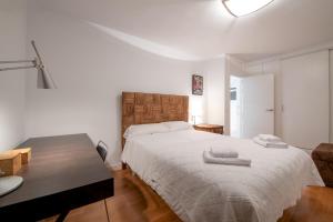 马德里MintyStay - Felipe Campos的一间卧室配有一张大床和两条毛巾