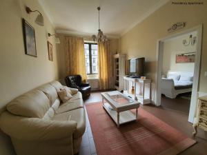 索非亚Presidency House Self Check-in Apartments的带沙发和咖啡桌的客厅