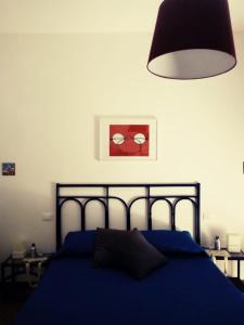 阿格里真托Silibardi的一间卧室配有蓝色的床和一盏灯