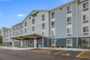 伯班克WoodSpring Suites Chicago Midway的前面有一个停车位的酒店