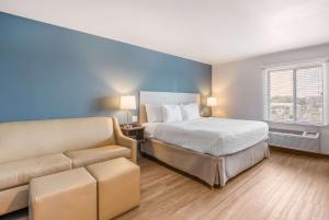 WoodSpring Suites Chicago Midway客房内的一张或多张床位