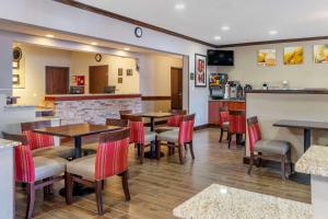 阿尔伯克基阿尔伯克基机场康福特茵酒店的一间带桌椅的餐厅和一间酒吧