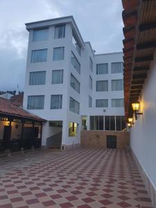 潘普洛纳COLOMBIA-Hotel Hontibon的白色的大建筑,设有 ⁇ 格地板