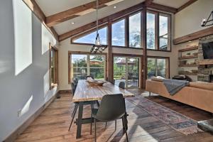 温德姆Luxury Home with Deck Explore the Catskill Mtns!的一间带桌子和沙发的用餐室