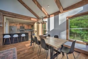 温德姆Luxury Home with Deck Explore the Catskill Mtns!的用餐室以及带木桌和椅子的厨房