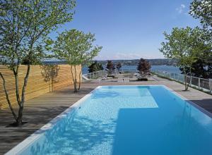 康斯坦茨RIVA - 博登湖酒店的一座房子顶部的蓝色游泳池