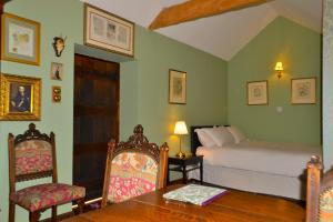 达尔比蒂The Lady Maxwell Room at Buittle Castle的卧室配有一张床和一张桌子及椅子