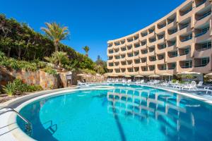 英格兰海滩MUR Apartamentos Buenos Aires Gran Canaria的酒店前的游泳池