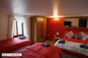 阿伯克拉夫彭特利马术酒店的红色墙壁客房的两张床