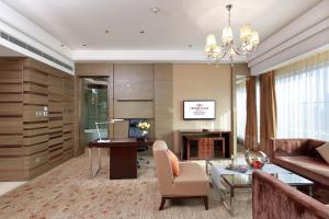 南京Crowne Plaza Nanjing Jiangning, an IHG Hotel的客厅配有沙发和桌子