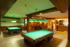圣维托-迪卡多雷安特莱奥旅馆的一个带乒乓球桌的房间的台球桌