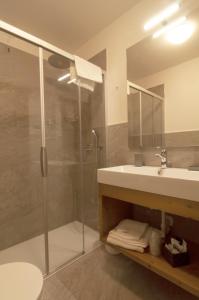 圣维托-迪卡多雷安特莱奥旅馆的带淋浴和盥洗盆的浴室