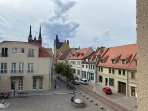 克滕Restaurant & Pension Stadtscheune的享有拥有建筑和街道的城市美景