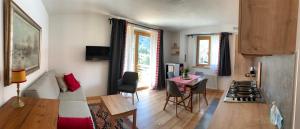 平佐洛Casa al Sole Apt 1的带沙发和桌子的客厅以及厨房。