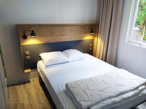 塞尼奥斯奥申肯普酒店的卧室配有白色的床和窗户