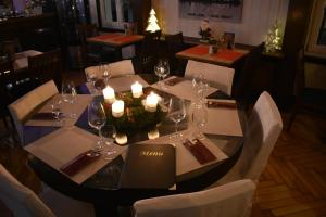 雷克林豪森Hotel Restaurant Meints4you im Bürgerhof的餐厅的一张桌子,上面放着酒杯和蜡烛