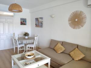 桑卢卡尔-德巴拉梅达Villa Horacia的客厅配有沙发和桌子