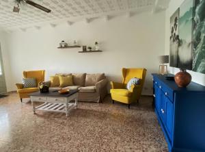 奥萨德蒙铁尔El Balcón de la Colgada的带沙发和黄色椅子的客厅