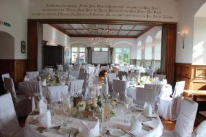 Sax诗洛思莉萨克斯餐厅酒店的一间设有桌椅和白色桌布的房间