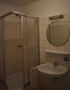雷克林豪森Hotel Restaurant Meints4you im Bürgerhof的带淋浴、盥洗盆和镜子的浴室