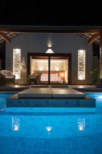 圣米格尔-杜戈斯托苏AWARA POUSADA BOUTIQUE的酒店客房带床和游泳池