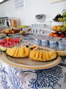 利帕里Diana Brown B&B Affittacamere的自助餐,包括桌上水果