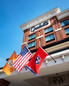 诺克斯维尔Graduate Knoxville的挂在旅馆前方的三面旗