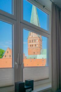 吕讷堡Stadtblick的享有塔楼和建筑景致的窗户