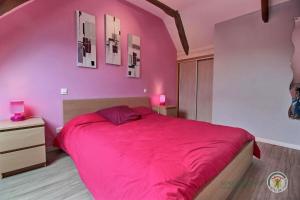 CamlezLe fournil的粉红色的卧室配有一张带粉红色床单的大床