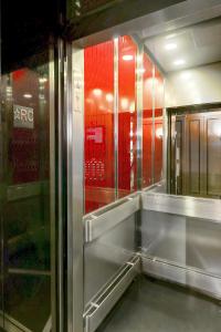 蒙特利尔坎特利套房酒店的一座玻璃墙建筑中的空电梯