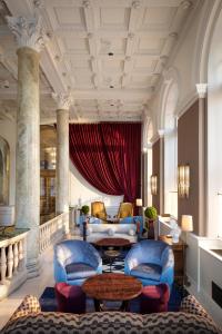 华盛顿Riggs Washington DC的客厅配有蓝色家具和红色窗帘