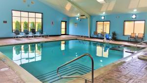 本赛霖姆费城本萨利姆贝斯特韦斯特酒店的一个带蓝色墙壁和椅子的大型游泳池