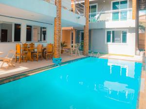 卡姆布库Hotel Vila das Dunas Cumbuco的房屋前的游泳池