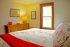 伯利恒The Craftsman Farmhouse with Modern Flair的一间卧室设有一张床和一个窗口